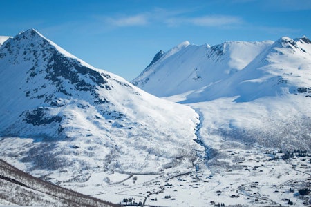 Rutene opp og ned frå Pusken sæter til Dyrdalstinden (til venstre) og Fokhaugtinden (til høgre). Foto: Håvard Myklebust Rutene opp og ned frå Pusken sæter til Dyrdalstinden (til venstre) og Fokhaugtinden (til høgre). Foto: Håvard Myklebust