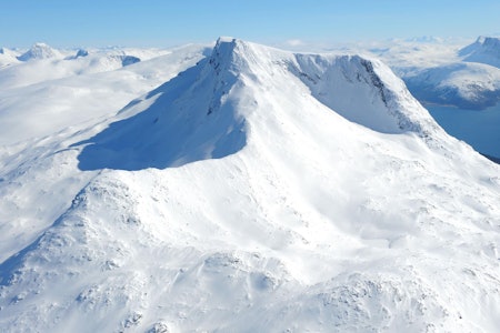 Sovende Dronning fra nordvest. Litletind vises til venstre på bildet. Foto: Rune Dahl / Toppturer rundt Narvik. Sovende Dronning fra nordvest. Litletind vises til venstre på bildet. Foto: Rune Dahl / Toppturer rundt Narvik.