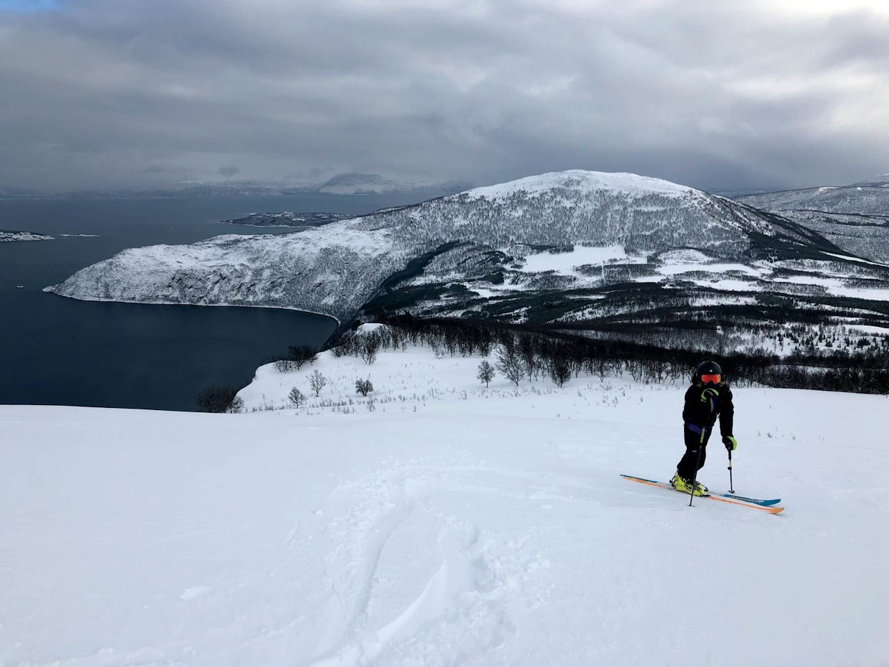 Oscar M. Dramsdahl er klar for en bonustur på Litlehornet, Storhornet i bakgrunnen. Oscar M. Dramsdahl er klar for en bonustur på Litlehornet, Storhornet i bakgrunnen.