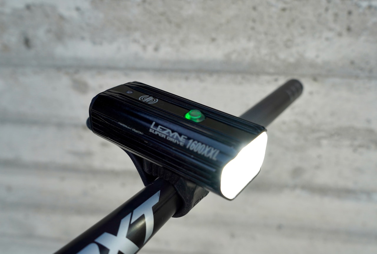 KRAFTIG OG SMART: Lezyne Mega Drive 1600 XXL kombinerer kraftig lys med god batterikapasitet og smart programmeringsfunksjon. Foto: Øyvind Aas