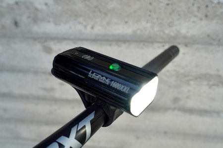 KRAFTIG OG SMART: Lezyne Mega Drive 1600 XXL kombinerer kraftig lys med god batterikapasitet og smart programmeringsfunksjon. Foto: Øyvind Aas