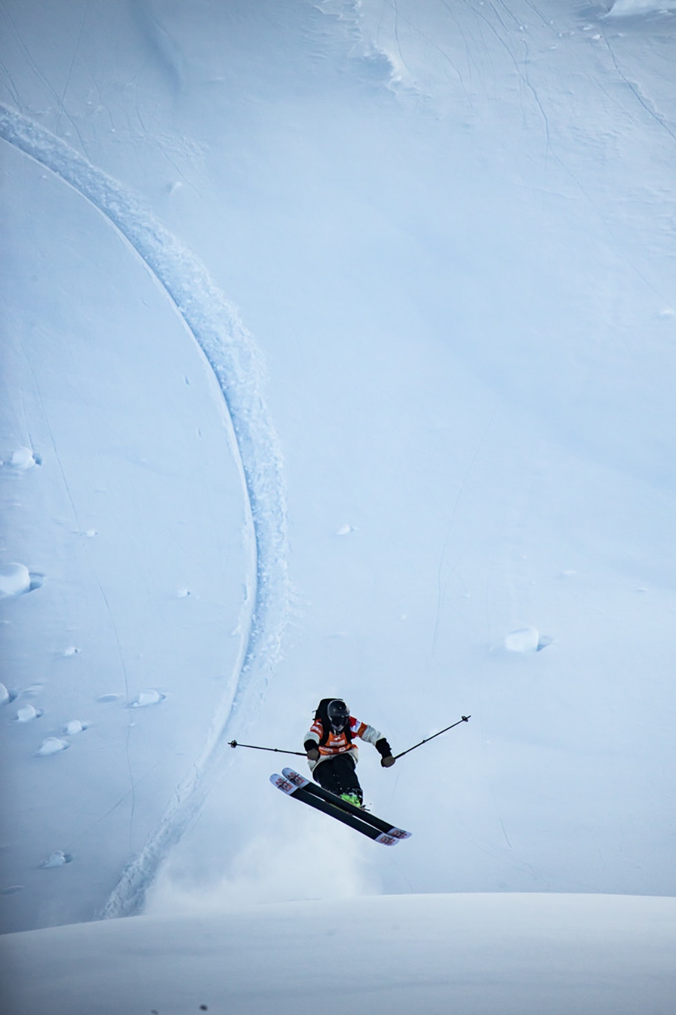UTEN ALKO, UTEN OAKLEY: Tanner Hall er en ny mann. Her er han fra Kicking Horse-rennet i Freeride World Tour (FWT). Foto: Dom Daher/FWT Tanner Hall i USA