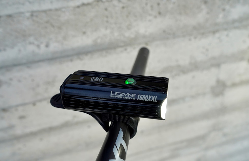 MED BLÅTANN: Lykten kobles lett til en mobil-app som lar deg bestemme lysnivåer, rekkefølge og sjekke batteristatus. Foto: Øyvind Aas MED BLÅTANN: Lykten kobles lett til en mobil-app som lar deg bestemme lysnivåer, rekkefølge og sjekke batteristatus. Foto: Øyvind Aas