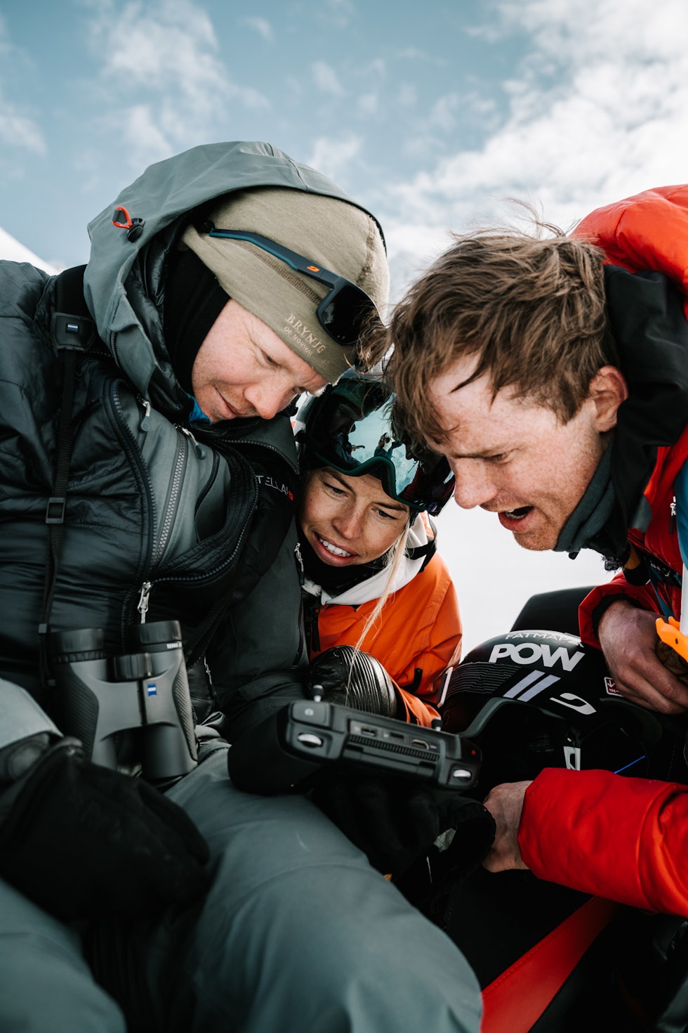 FILMSTJERNER: Nikolai Schirmer (til høyre) og Hedvig Wessel studerer filmklipp sammen med filmer Matias Myklebust. Foto: Anders Westergaard Matchstick Lyngen