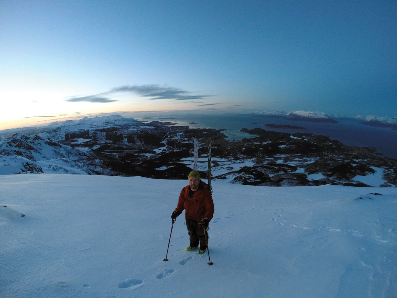 Anders Bråthen på toppen av Sørvikfjellet. Kilbotn i bakgrunnen der den kjente tyske ubåten U-771 ble senket under krigen. Anders Bråthen på toppen av Sørvikfjellet. Kilbotn i bakgrunnen der den kjente tyske ubåten U-771 ble senket under krigen.