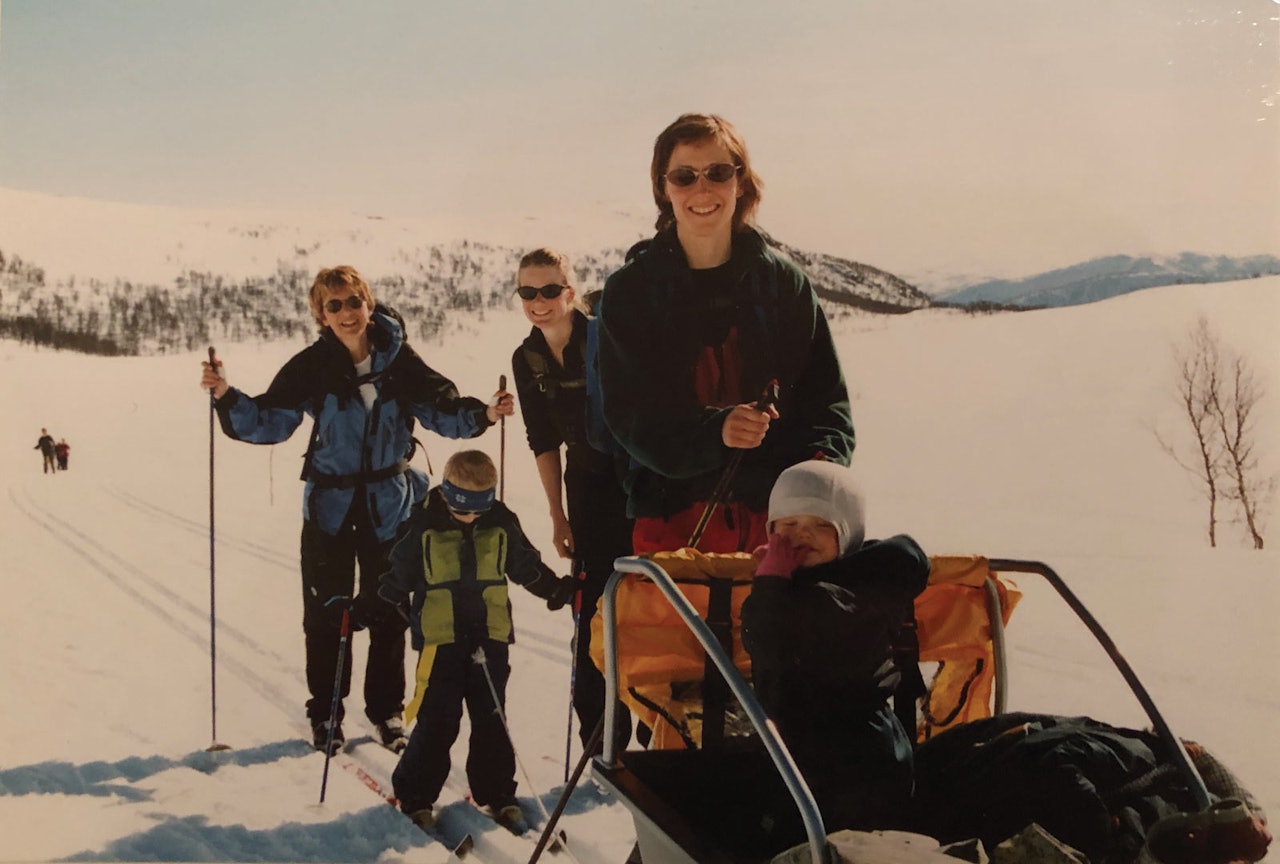 Bildetekst: Familien på tur ankommer Koven. Bildetekst: Familien på tur ankommer Koven.