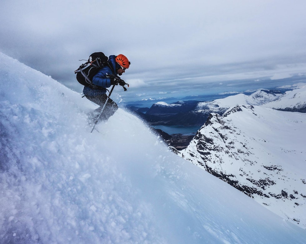 SPENSTIG: Skituren ned fra Store Venjetind i Romsdal er i ferd med å få klassiker-stempel. Men det er like fullt en bratt og svært krevende tur. Jirij setter fine svinger i fin snø høyt oppe på fjellet.