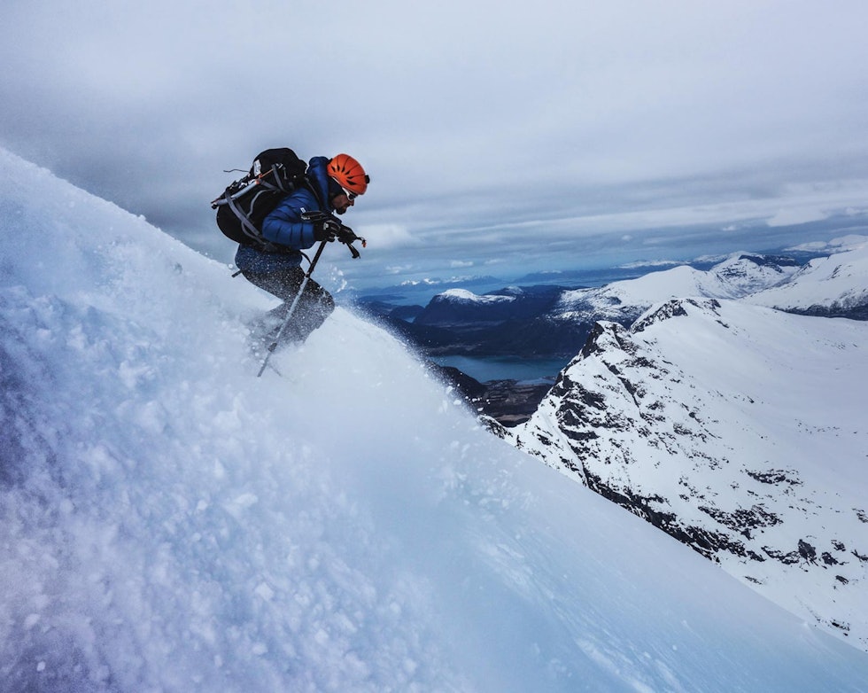 SPENSTIG: Skituren ned fra Store Venjetind i Romsdal er i ferd med å få klassiker-stempel. Men det er like fullt en bratt og svært krevende tur. Jirij setter fine svinger i fin snø høyt oppe på fjellet. SPENSTIG: Skituren ned fra Store Venjetind i Romsdal er i ferd med å få klassiker-stempel. Men det er like fullt en bratt og svært krevende tur. Jirij setter fine svinger i fin snø høyt oppe på fjellet.