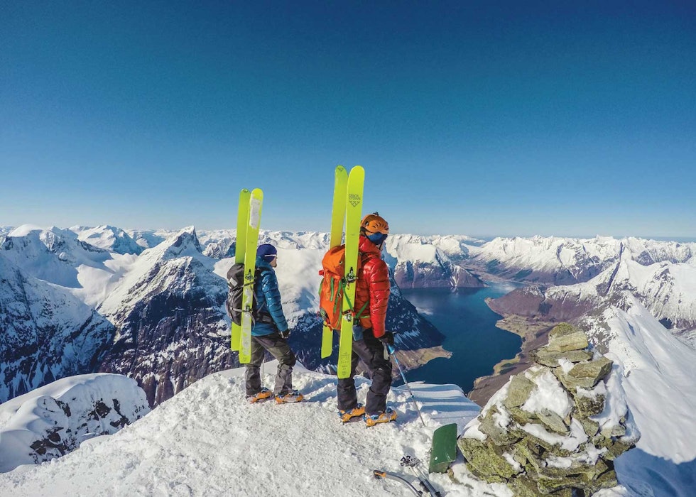 SKI OG FJORD: Jirij (til venstre) og Ondrej nyter utsikten fra Slogen på Sunnmøre. SKI OG FJORD: Jirij (til venstre) og Ondrej nyter utsikten fra Slogen på Sunnmøre.
