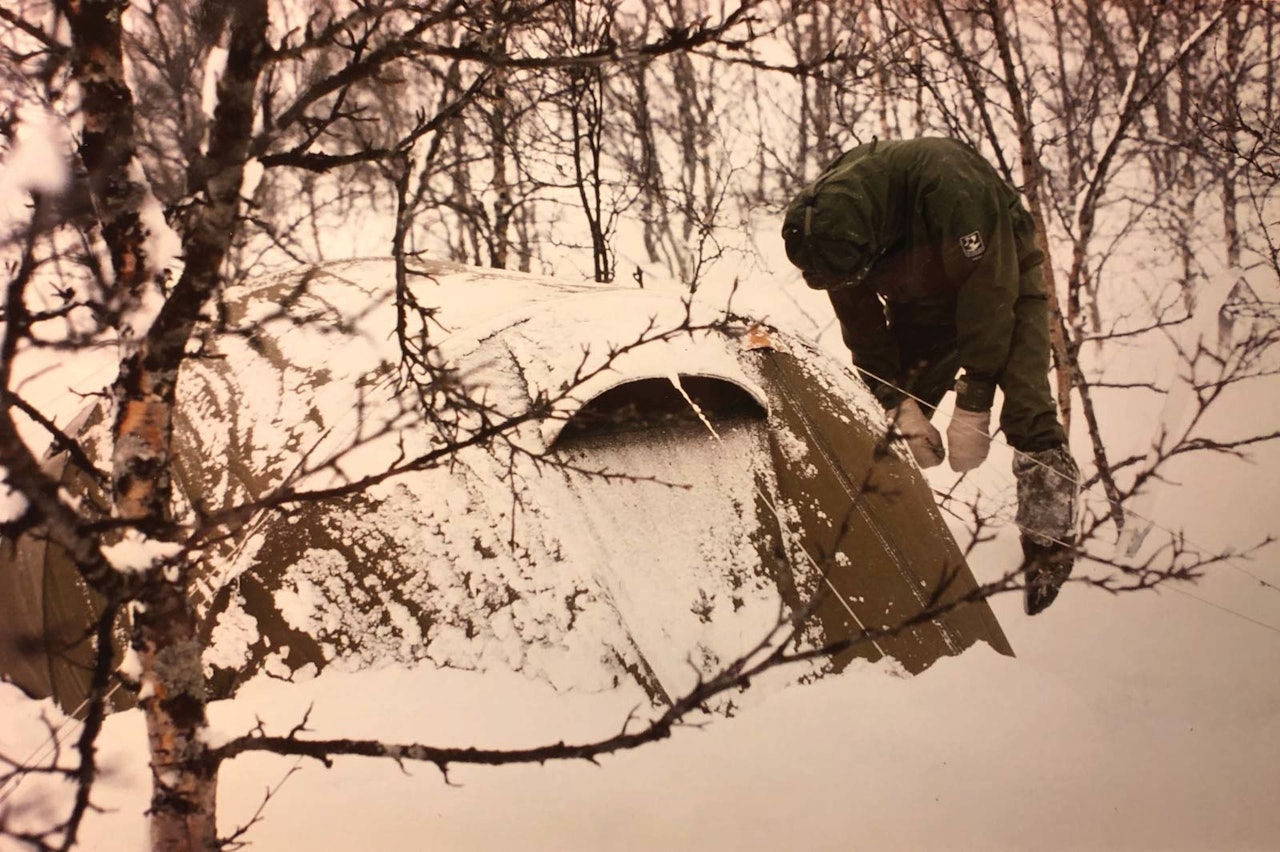 Bardunene på teltet strammes før natten. Bardunene på teltet strammes før natten.