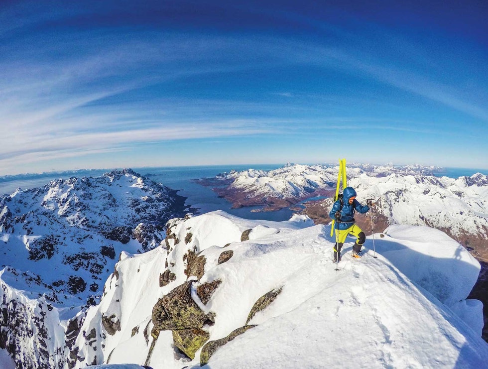 LOFOTEN: Jirij på toppen av Higravtinden; et av de mest spektakulære skifjellene i Lofoten. LOFOTEN: Jirij på toppen av Higravtinden; et av de mest spektakulære skifjellene i Lofoten.