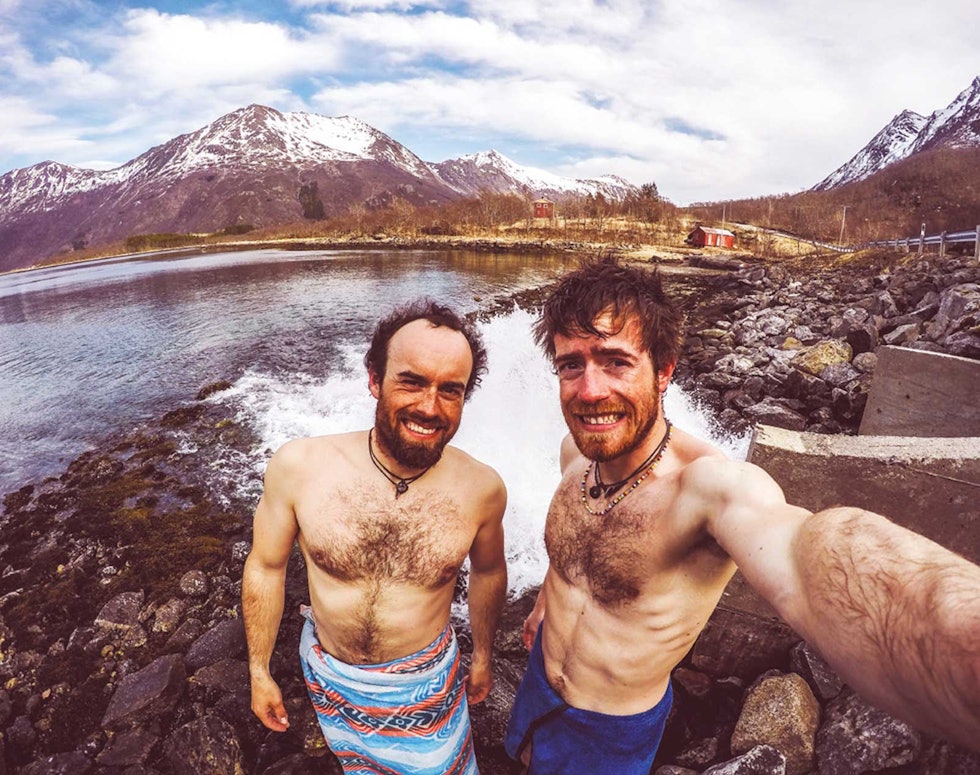 HYGIENE: Vasken tas i fjorden i Vesterålen. Jirij til venstre og storebror Ondrej til høyre. HYGIENE: Vasken tas i fjorden i Vesterålen. Jirij til venstre og storebror Ondrej til høyre.