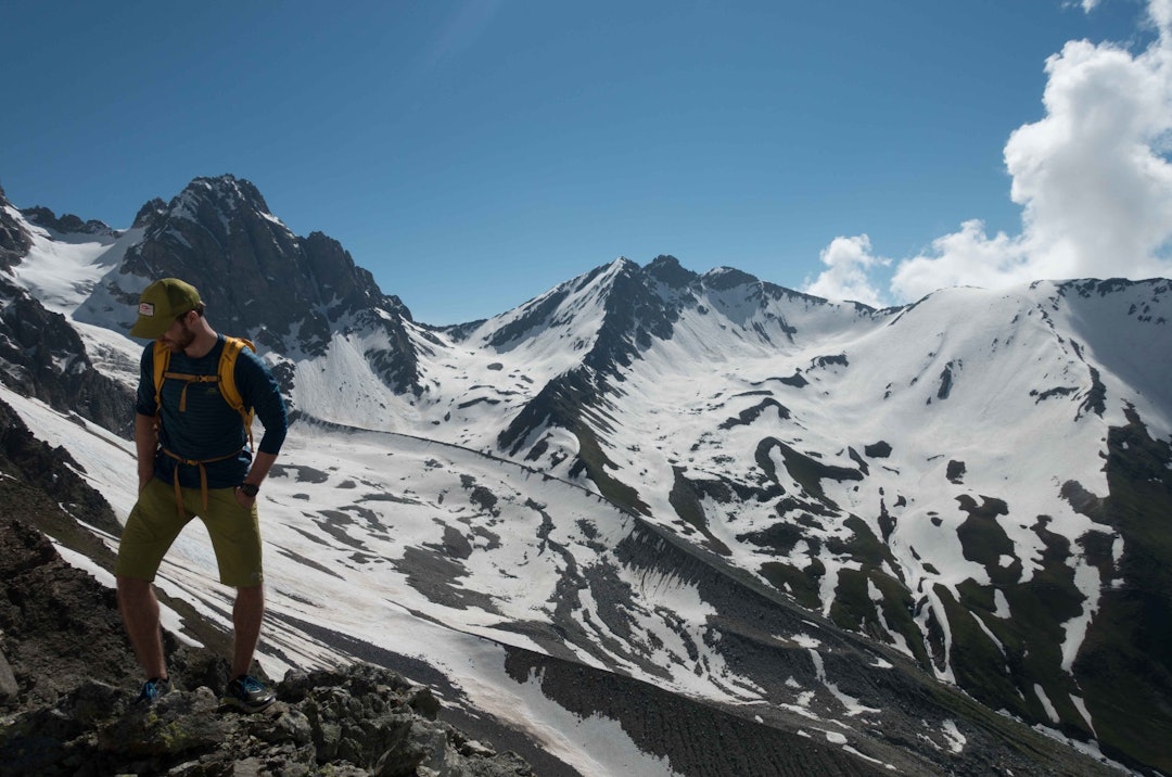 RAK I RYGGEN: 10 måneder etter ryggoperasjon illustrerer Erling fordelen med ekstra stivelse i ryggen på 3000 meter i Svaneti.