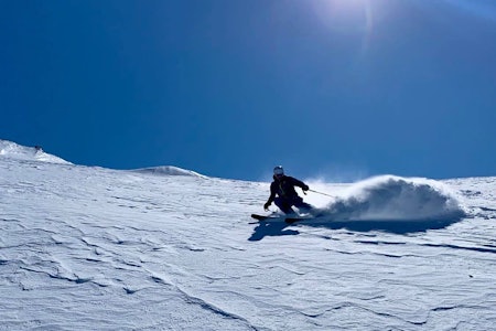STOPP FOR GJENÅPNINGEN: Drømmen var å gjenåpne Folgefonna i mai. Etter konflikt i styret har to av initiativtakerne forlatt prosjektet. Foto: Michael Iversen person kjører på ski ned bakke, snøsprut bak vedkommende