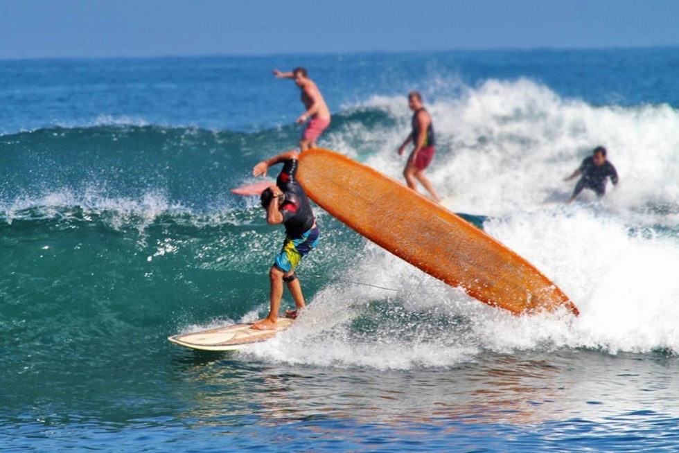 Løse surfbrett er farlige.