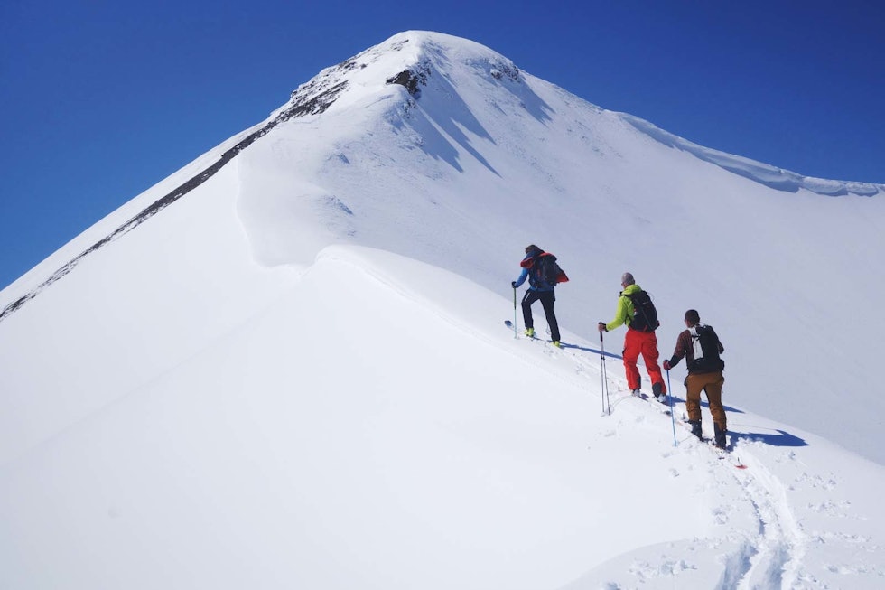PÅ TUR: Guiden Franz Baumgartner leder an foran den norske Fritschi-importøren Halvor Langslet og salgssjef Oliver Feuz på vei mot fjellet Ammertenspitz (2550 moh.) i området Engstligenalp PÅ TUR: Guiden Franz Baumgartner leder an foran den norske Fritschi-importøren Halvor Langslet og salgssjef Oliver Feuz på vei mot fjellet Ammertenspitz (2550 moh.) i området Engstligenalp