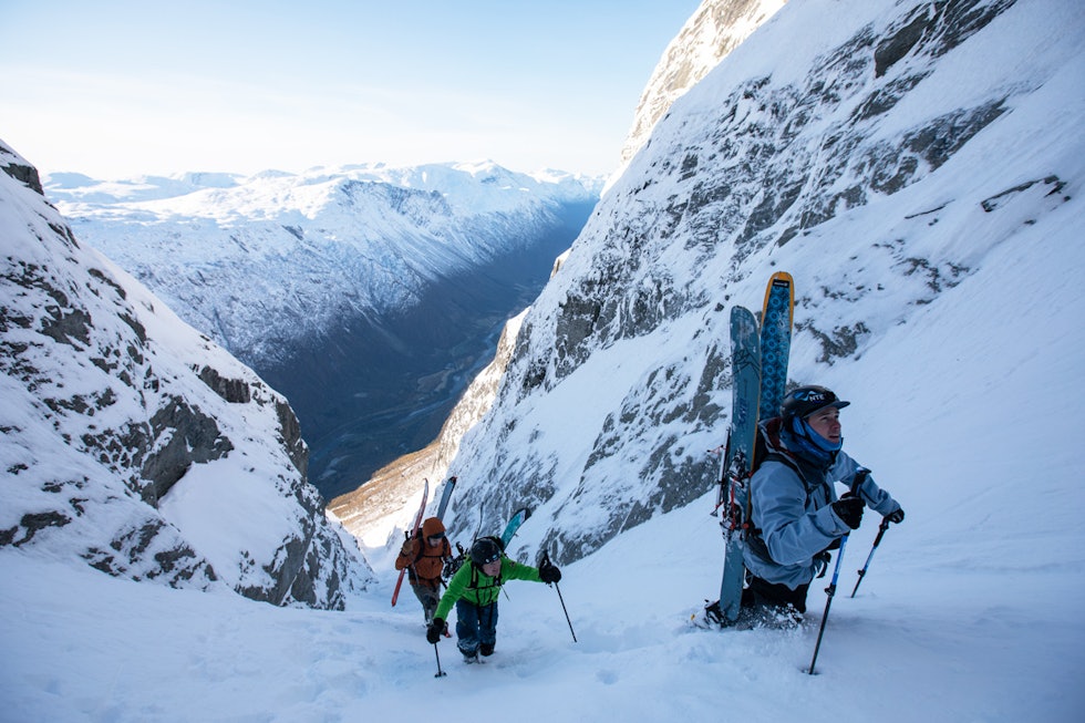 OPP RENNA: Det er ganske fint å komme inn i renna og kunne konstatere at den er full av snø! Robert leder an, med Roger og Christian bak. Foto: Tore Meirik sunndal topptur