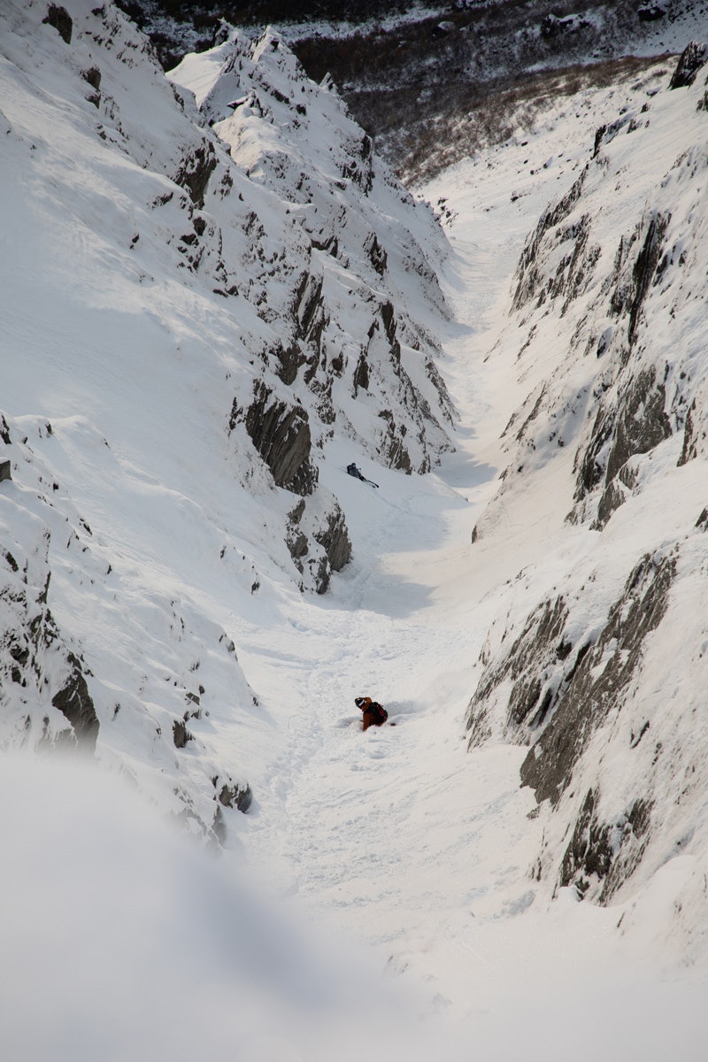 FINT: Christian Björk setter en fin sving i den øvre delen av Brok-kilen. Foto: Tore Meirik sunndal topptur