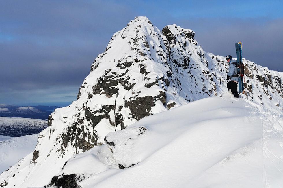 OVER RYGGEN: Robert Aaring på vei fra Trolltind til Åbittind. Foto: Tore Meirik sunndal topptur