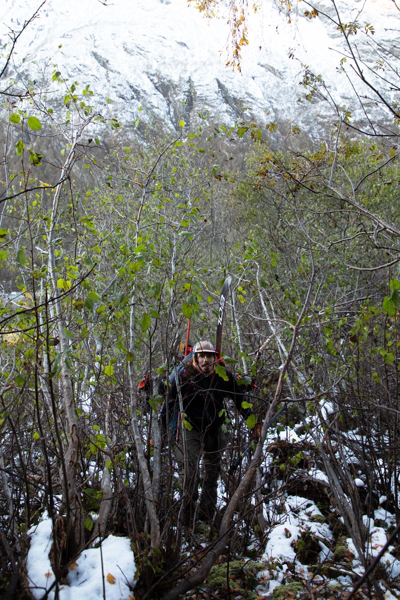 REALITY: Kamp med/ mot skogen er en del av toppturer tidlig på sesongen. Christian Björk er merkelig nok veldig blid selv om det han driver med på dette bildet er usedvanlig jævlig. Foto: Tore Meirik sunndal topptur