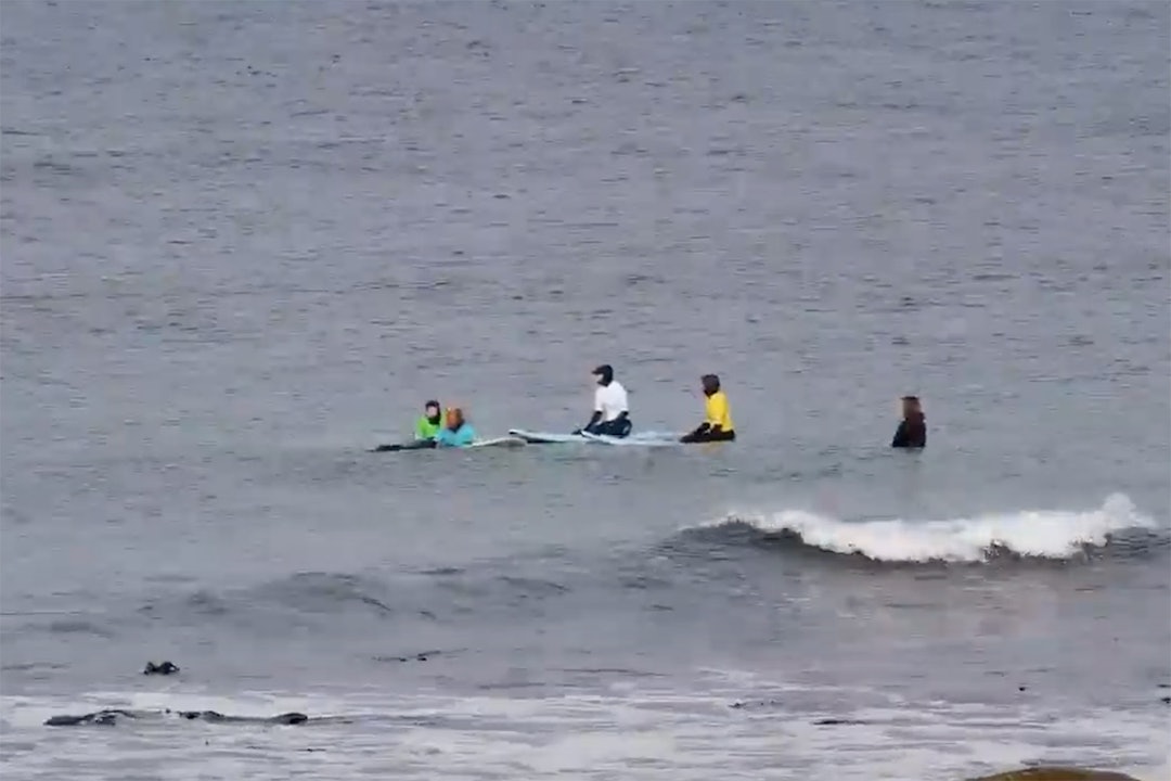 I VANNET: Ingrid Alexandra i gult i vannet under konkurransen. Foto: Skjermdump Ingrid Alexandra surf