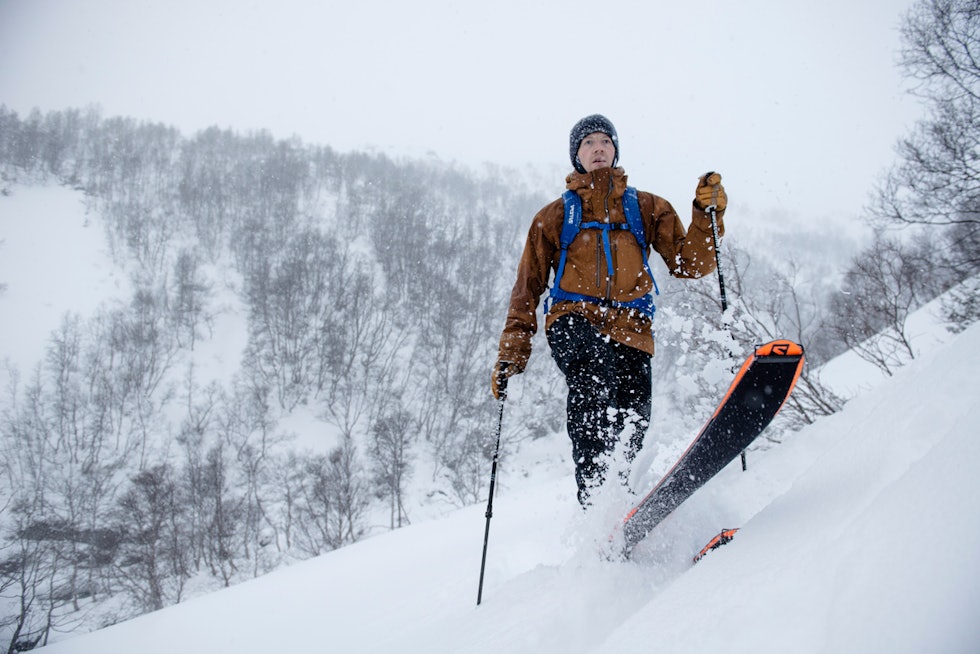 MOTBAKKE: Skifeller sørger for at du kan gå opp bratte bakker på topptur. Foto: Martin Innerdal Dalen skifeller