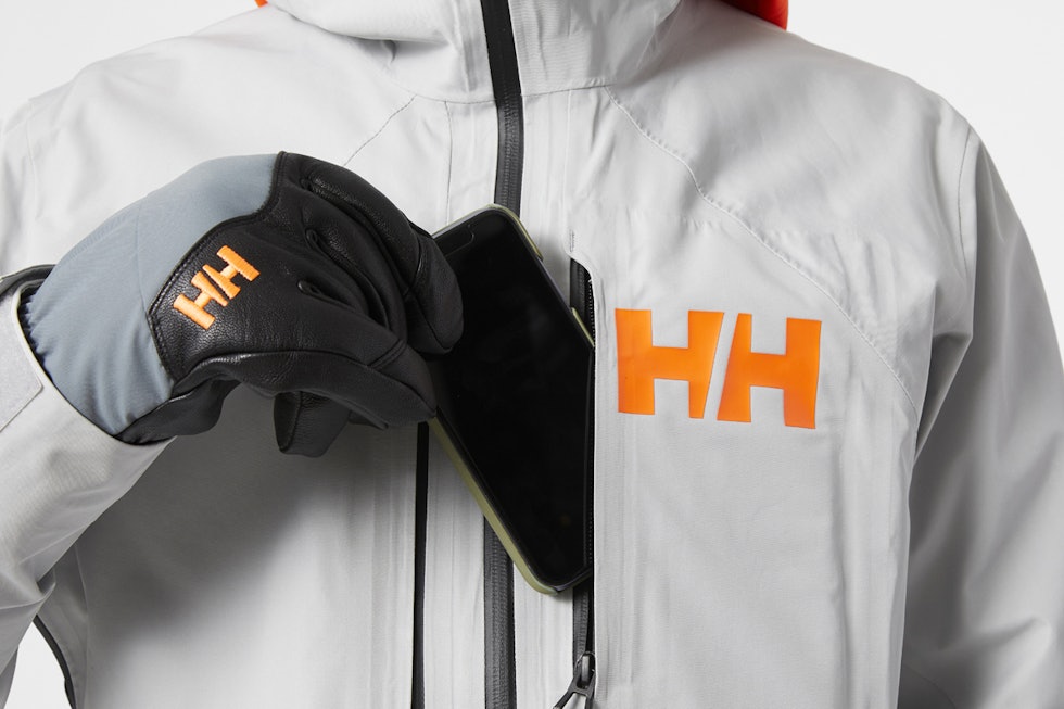 Life Pocket er en spesiallaget lomme som holder batteriet i livet og fukten unna viktige dingser i felt. Foto: Helly Hansen helly-feature
