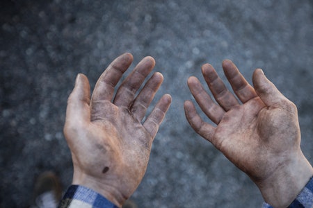DET GODE ARBEID: Arbeid med spade, grafse, øks og hakke. Bæring av tømmer- stokker og stein. Hardt arbeid. Hansker er en fordel for å unngå blemmer. Vanlige sykkelhansker fungerer fint. Foto: Thomas Søyland DET GODE ARBEID: Arbeid med spade, grafse, øks og hakke. Bæring av tømmer- stokker og stein. Hardt arbeid. Hansker er en fordel for å unngå blemmer. Vanlige sykkelhansker fungerer fint. Foto: Thomas Søyland