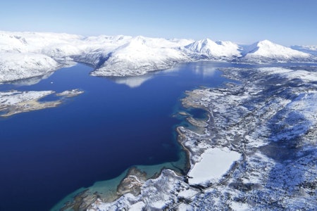 Nydelige Tjeldsund omgitt av fristende fjell. Fra venstre sees Fiskefjorden og Taraldsviktinden, deretter Kongsviktinden og Sætertinden. Bildet er tatt over Tjeldøya. Nydelige Tjeldsund omgitt av fristende fjell. Fra venstre sees Fiskefjorden og Taraldsviktinden, deretter Kongsviktinden og Sætertinden. Bildet er tatt over Tjeldøya.