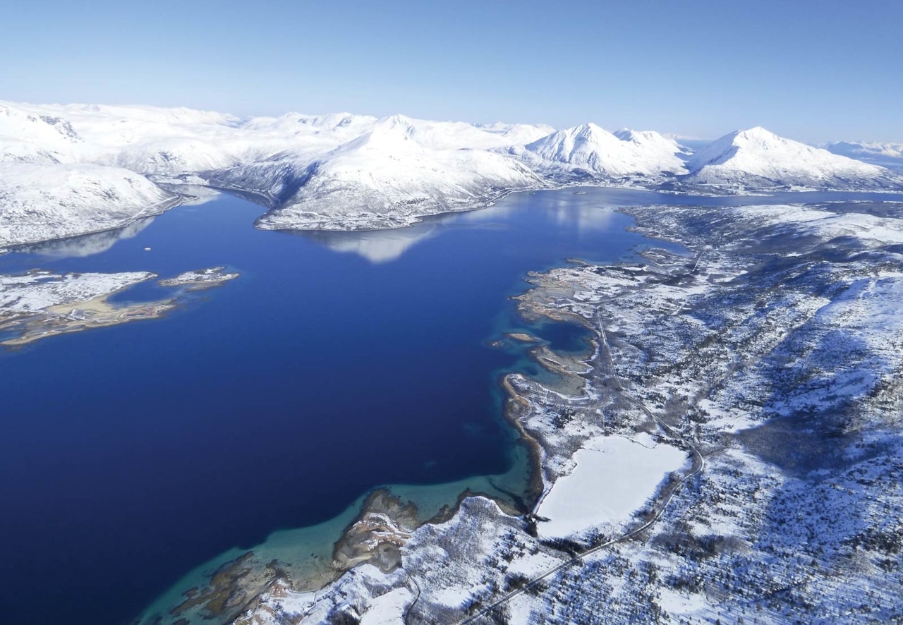 Nydelige Tjeldsund omgitt av fristende fjell. Fra venstre sees Fiskefjorden og Taraldsviktinden, deretter Kongsviktinden og Sætertinden. Bildet er tatt over Tjeldøya.