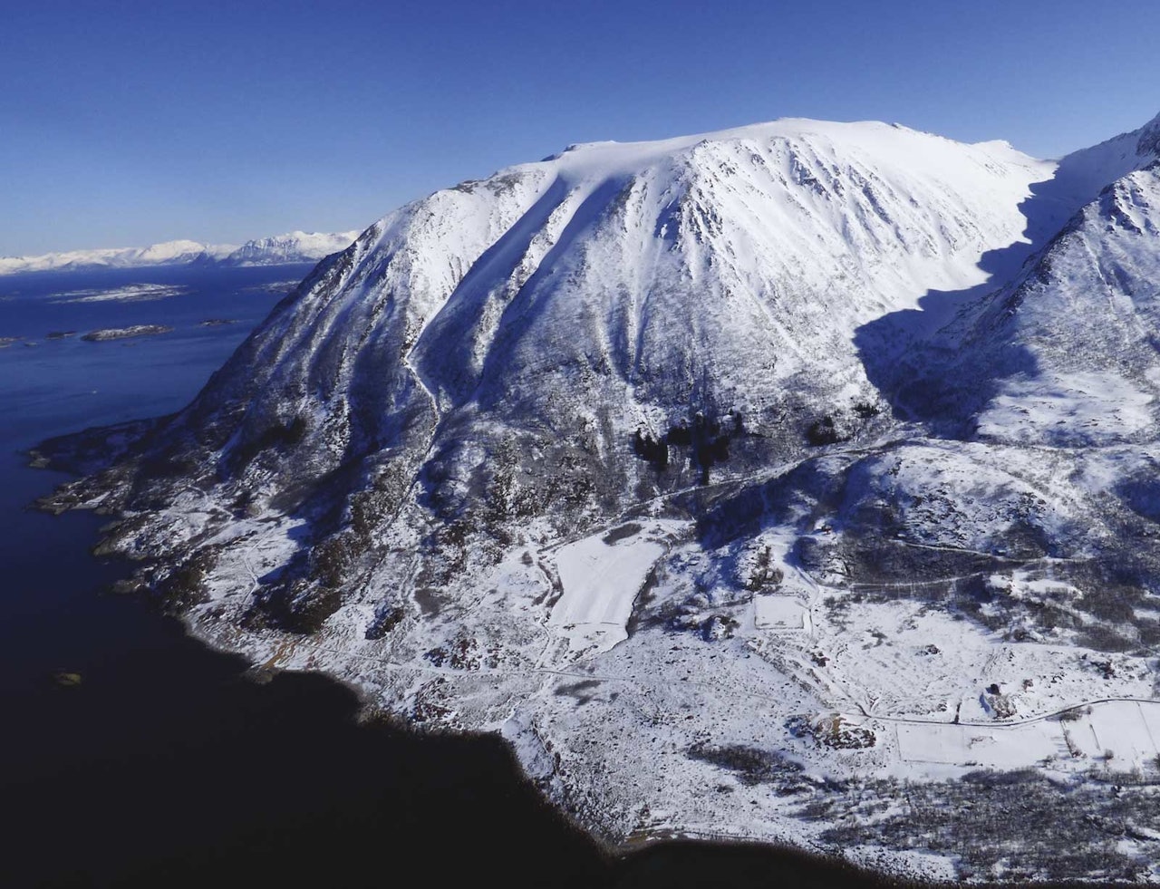 Hattfjellet 856 moh fra Toppturer rundt Harstad