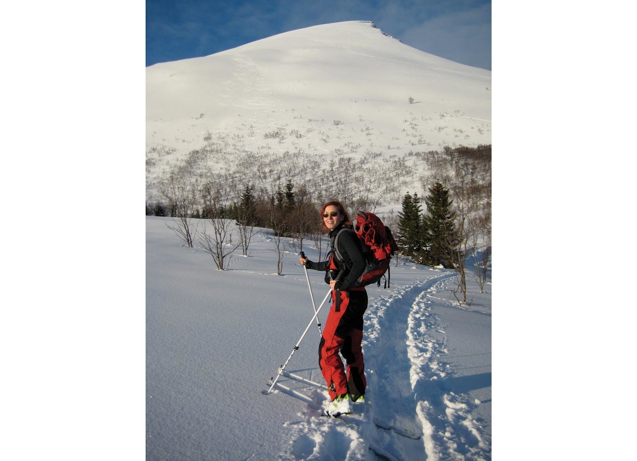 Ragnhild B Mikkelsen med Lundenesgalten i bakgrunnen.