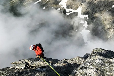 NEDTUR: Det er to etablerte rappellruter ned Nordveggen på Hornet. Dette er tidlig i tredje rappell, i den vestligste og nyeste rappellruta. Foto: Siv-Elin Skogen NEDTUR: Det er to etablerte rappellruter ned Nordveggen på Hornet. Dette er tidlig i tredje rappell, i den vestligste og nyeste rappellruta. Foto: Siv-Elin Skogen