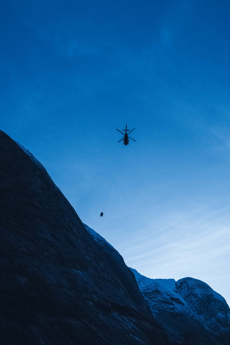 ØVELSE:Et medlem fra Sogn Alpine Redningsgruppe blir flydd opp til ei fjellhylle underhengende sammen med redningsmann Kjetil Leknes. Foto: Henning Reinton