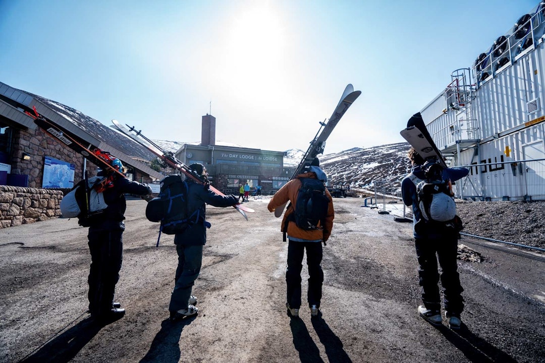 Cairngorm Mountain: I konteinarane til høgre i biletet blir det produsert snø til å halde drifta i gang gjennom dei stadig mildare vintrane. At dieseleimen som møter ein i bakken nettopp kjem frå aggregatet som driv snømaskina, er om ikkje anna litt trist. Skottland-2