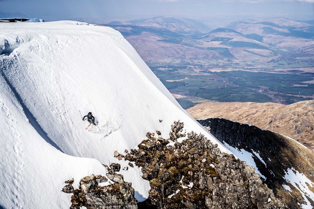 Mel veit: Like rundt hjørnet for heisen «Braveheart Chair» fann me snøen. Sondre fekk den fyrste svingen. Skottland-4