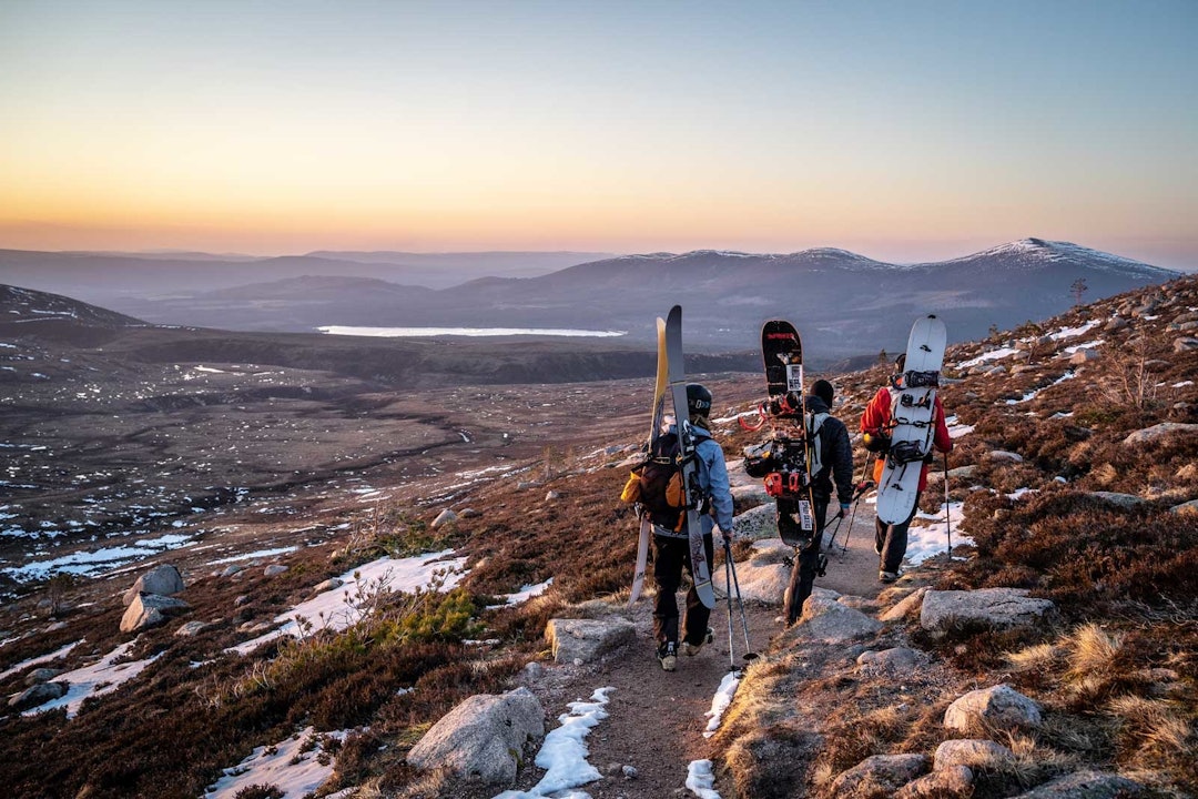 Skottar i solnedgang: Snøen som veka før kom i nasjonalparken Cairngorms var ikkje av den blivande sorten. Det er alt gløymt når Calum får ferten av frityrkokaren i Aviemore og ledar oss med lange steg ut av fjellet. Skottland-6