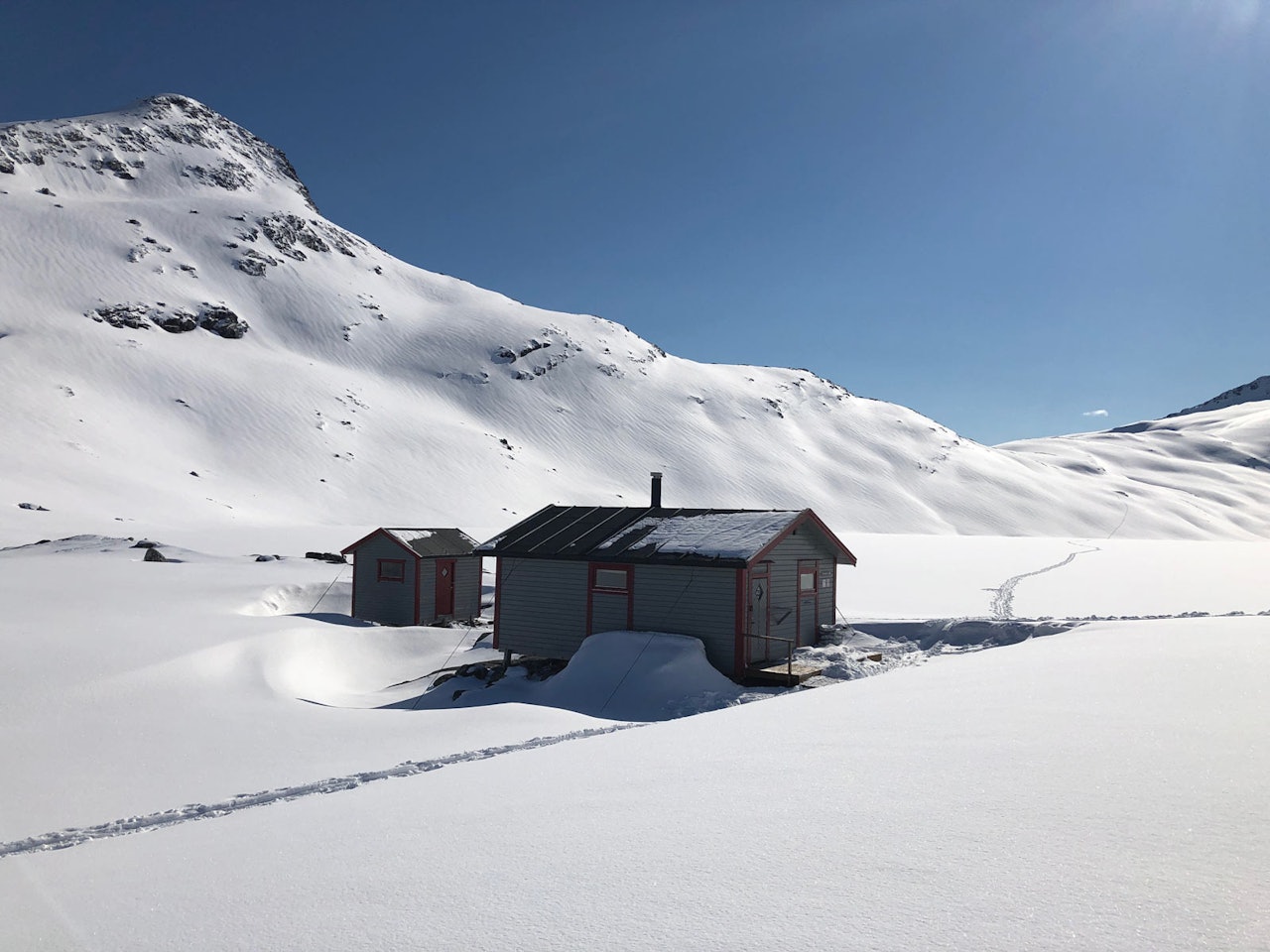 Blåvatnhyttene ligger midt mellom mange flotte toppturfjell. Blåvatnhyttene ligger midt mellom mange flotte toppturfjell.