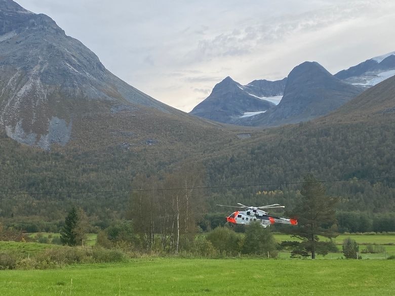 DØDSYLYKKE: Redningshelikopteret i aksjon i Innerdalen på Nordmøre lørdag. Foto: Tommy Fossum/ Driva skarfjell ulykke