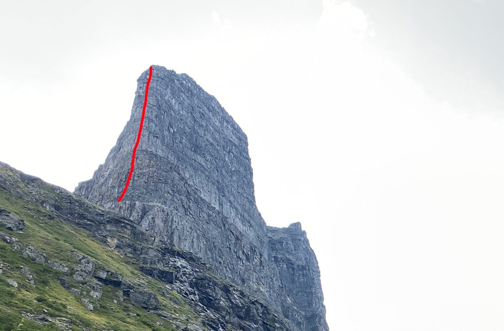 SYDØSTHJØRNET: Ruta Sydøsthjørnet omtrentlig inntegnet. Bildet er tatt fra Flatvaddalen. Foto: Tore Meirik skarfjell ulykke