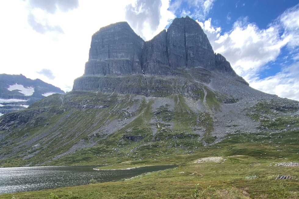 TO AV TRE TOPPER: Skarfjell sett fra Giklingdalshytta. Sydtoppen til venstre og Midttoppen midt i bildet. Hovedtoppen er skjult bak Midttoppen. Sydøsthjørnet følger profilen/ horisonten til venstre på Sydtoppen. Foto: Tore Meirik skarfjell ulykke