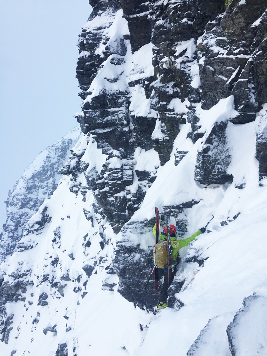 STYGGEN PÅ RYGGEN: Når man driver med sånt som dette er det veldig fint at skiene i minst mulig grad drar deg ut av fjellveggen. Foto: Tore Meirik bratt topptur
