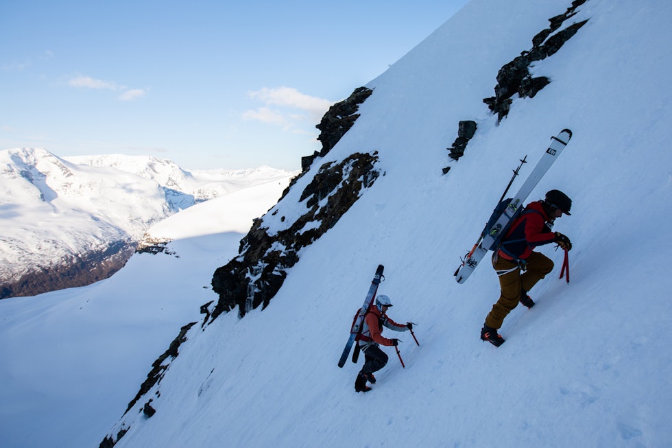 SIKKERT: På hard og bratt snø er isøks og stegjern viktig. Foto: Tore Meirik bratt topptur