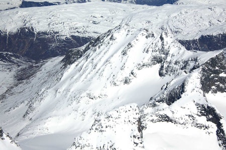 Store Dyrhaugstind og Austre Ringstind frå syd. / Frå Toppturar i Sogn. Store Dyrhaugstind og Austre Ringstind frå syd. / Frå Toppturar i Sogn.