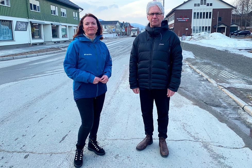 MÅ HA HJELP: Trysil ligger brakk, og turistsjef Gudrun Sanaker Lohne og ordfører Erik Sletten ber nå regjeringen om hjelp. Foto: Destinasjon Trysil Gudrun-og-Erik-Trysil