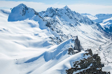 Romedalstinden sett frå Middagshornet. Første delen av den skildra ruta, frå Steinstøylen til Brillevatnet, kjem bak Hallehornet og er såleis ikkje med på biletet. Kolåstinden ruvar bak til høgre. Foto: Håvard Myklebust Romedalstinden sett frå Middagshornet. Første delen av den skildra ruta, frå Steinstøylen til Brillevatnet, kjem bak Hallehornet og er såleis ikkje med på biletet. Kolåstinden ruvar bak til høgre. Foto: Håvard Myklebust