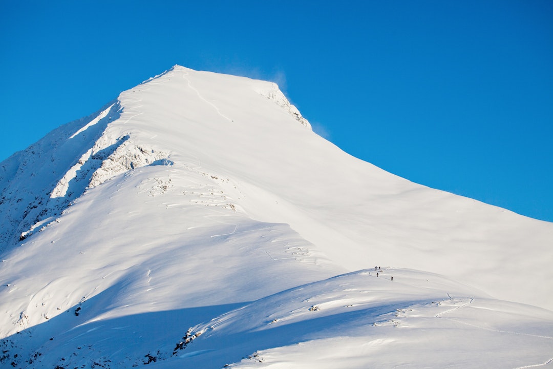FØRSTEMANN: Hvorfor så mange tar turen til Kirketaket? Spør personen som får førstesporet på bildet. Foto: Terje Aamodt Kirketaket