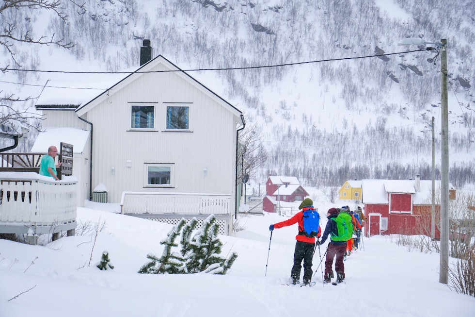 TILBAKE FRA SKI: ...da vekker man litt oppsikt. Foto: Terje Valen Høihjelle Topptur Reinfjord