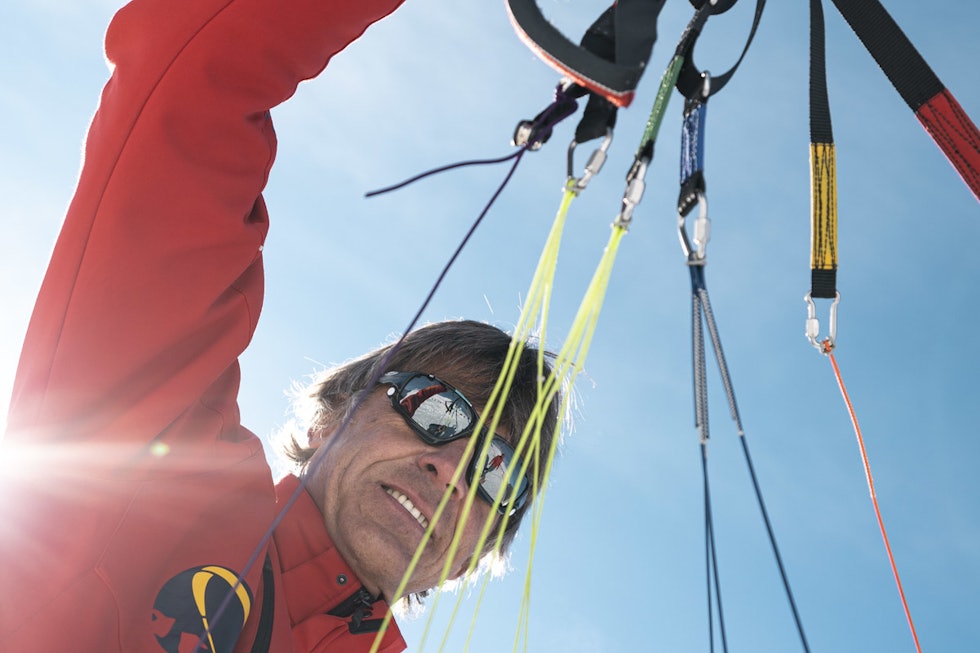 Peter Käch klargjør paraglideren sin. Foto: Filip Zuan 0-peter