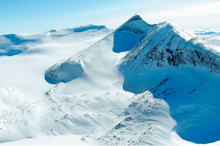 Tverrådalskyrkja sett fra nordøst, med hovedtoppen til høyre for midten og fortoppen rett til høyre for denne. Foto: Sture Willumsen/Toppturer i Norge Tverrådalskyrkja Topptur Breheimen
